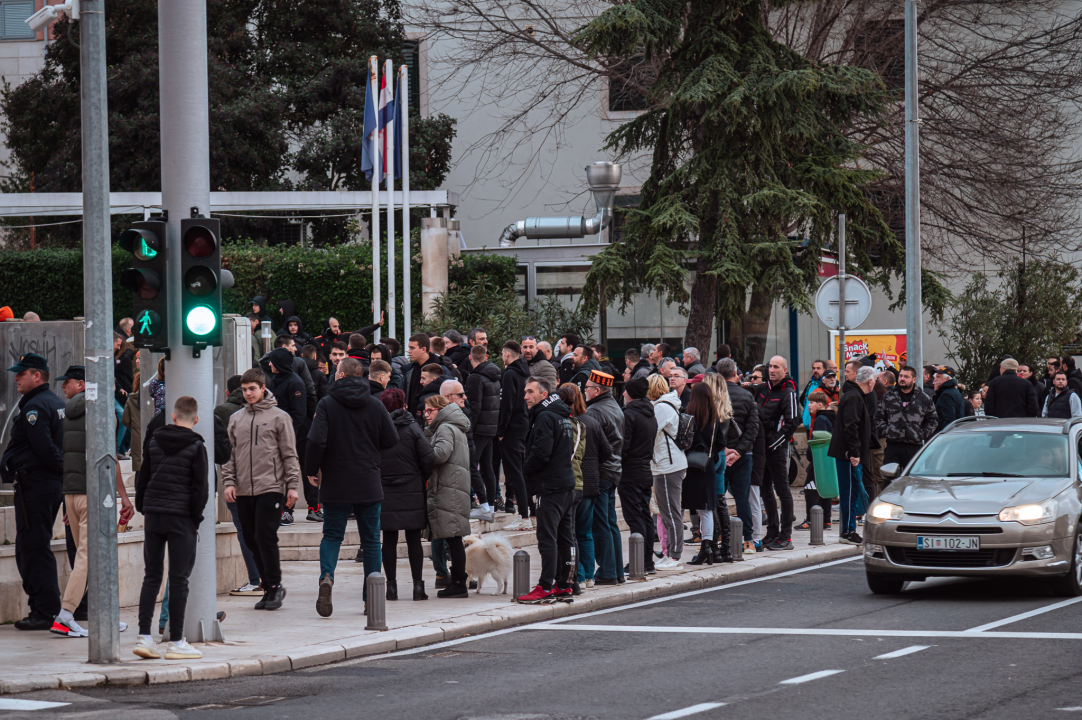 FOTO Funcuti ispred Grada odbili prihvatiti gašenje Šibenika: 'Šta će nam rotori kad nam odu dica?'