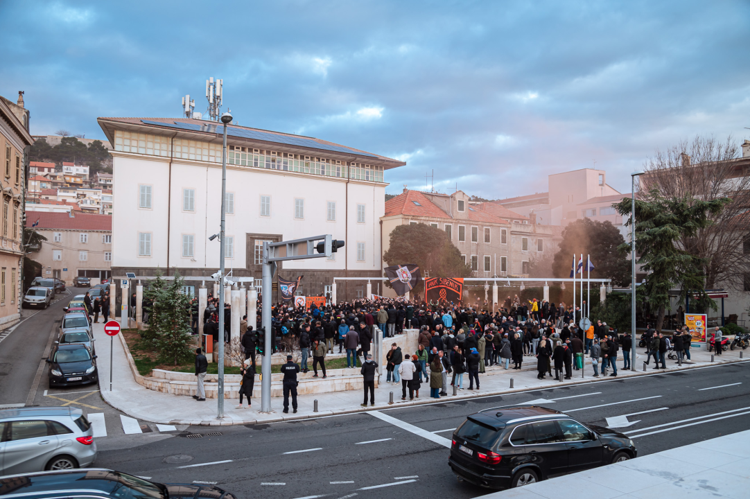 FOTO Funcuti ispred Grada odbili prihvatiti gašenje Šibenika: 'Šta će nam rotori kad nam odu dica?'
