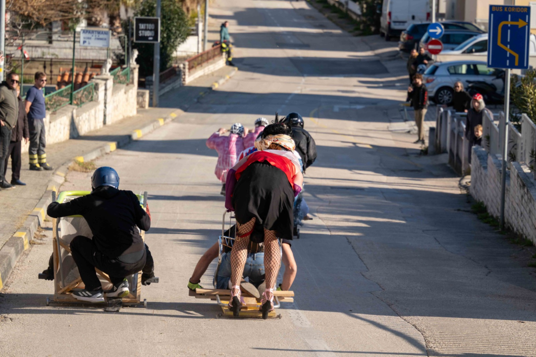 Vodička pokladna tradicija: 3 velika praščića pobjednici trke karića na balinjere