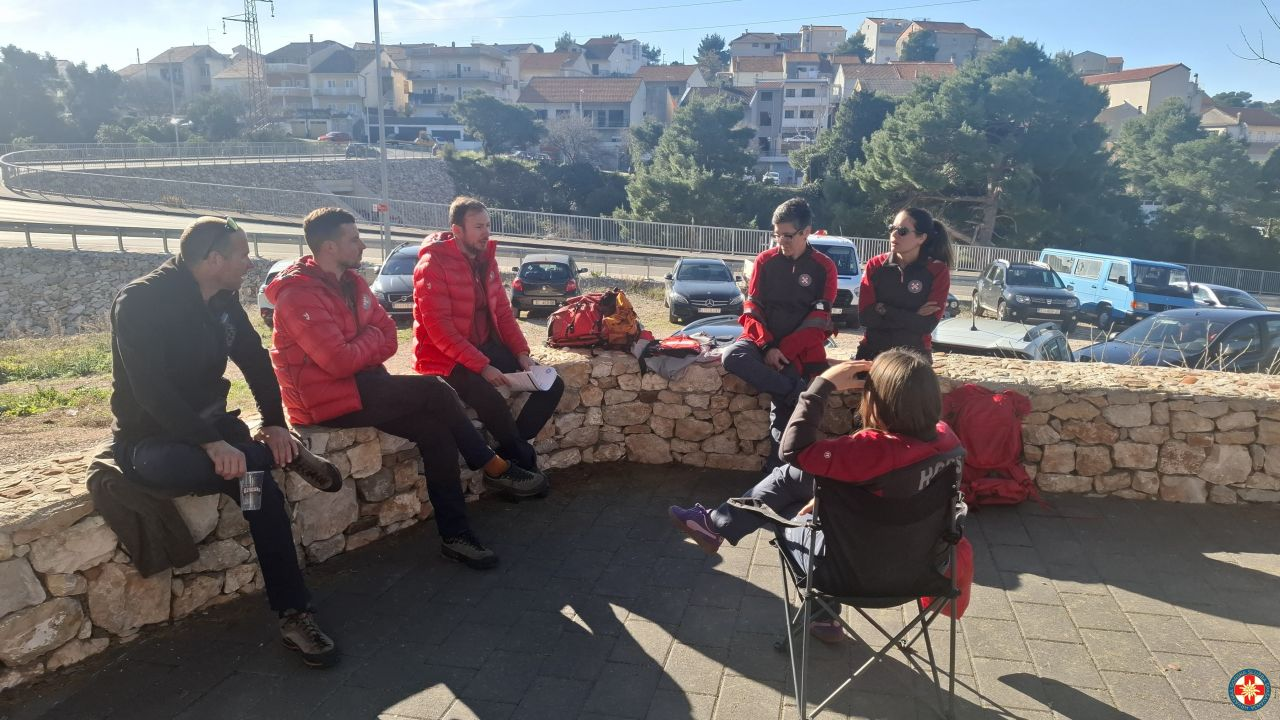 Vježba potrage šibenskih HGSS-ovaca na području Rokića, Šubićevca i Kamenara