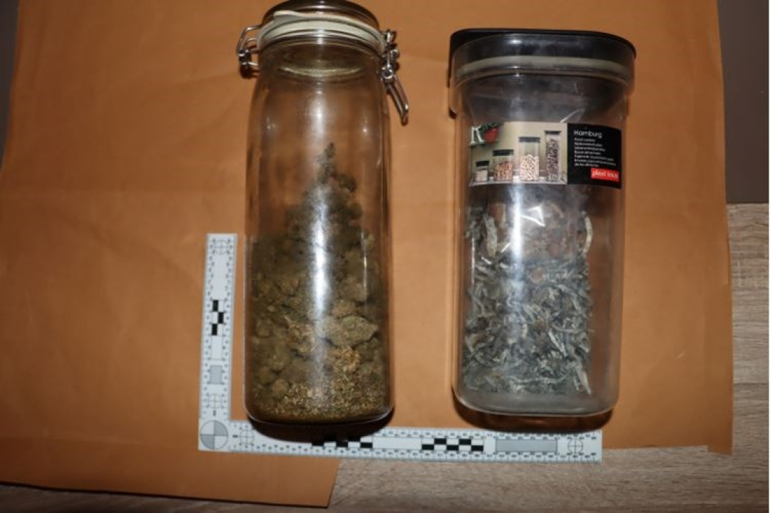 Policija u zagrebačkom stanu našla narko-laboratorij, hrpu droge i - kuburu!