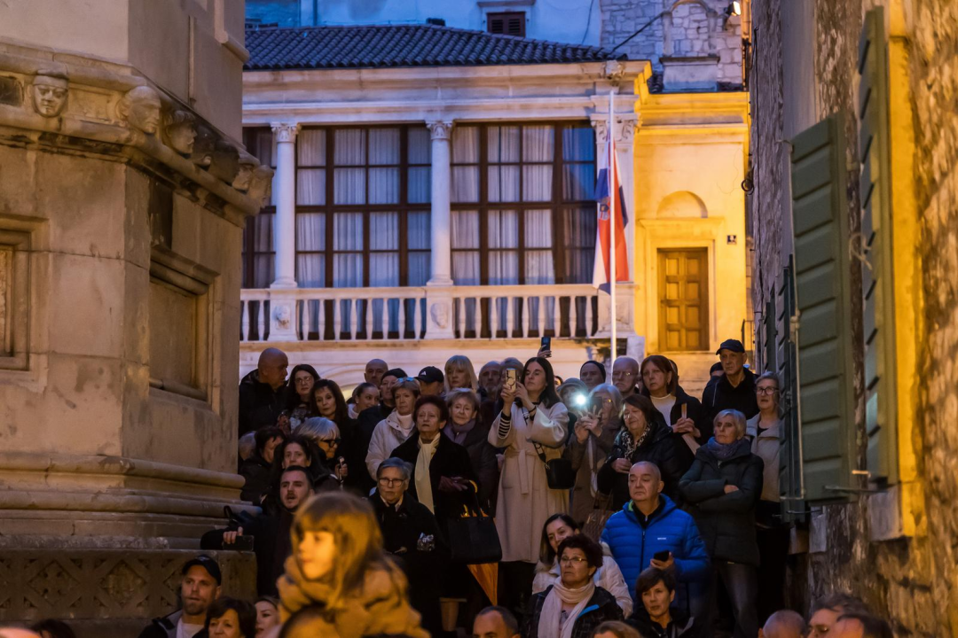 Šibenik pjesmom ispratio svog Krstu Jurasa