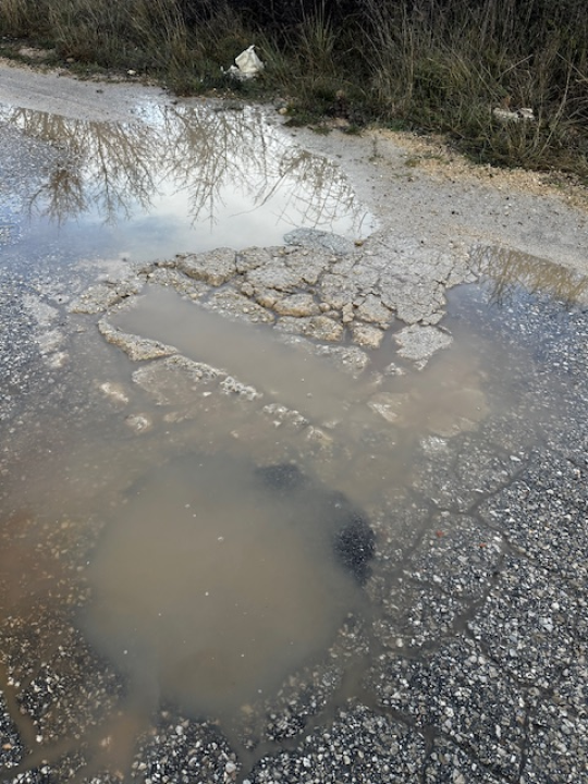 Mještani šibenskog zaleđa očajni zbog stanja ceste: 'Rupe se zakrpaju, obećanja ponove, a asfalt – i dalje čeka'