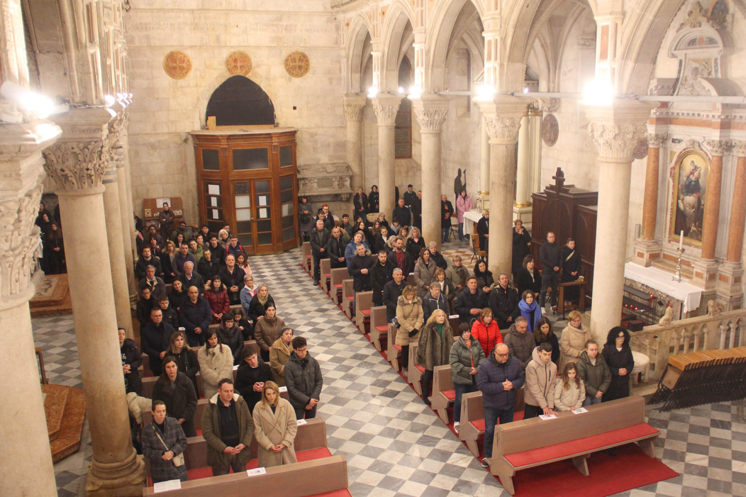Obredom pepeljanja u katedrali sv. Jakova obilježena Čista srijeda ili Pepelnica