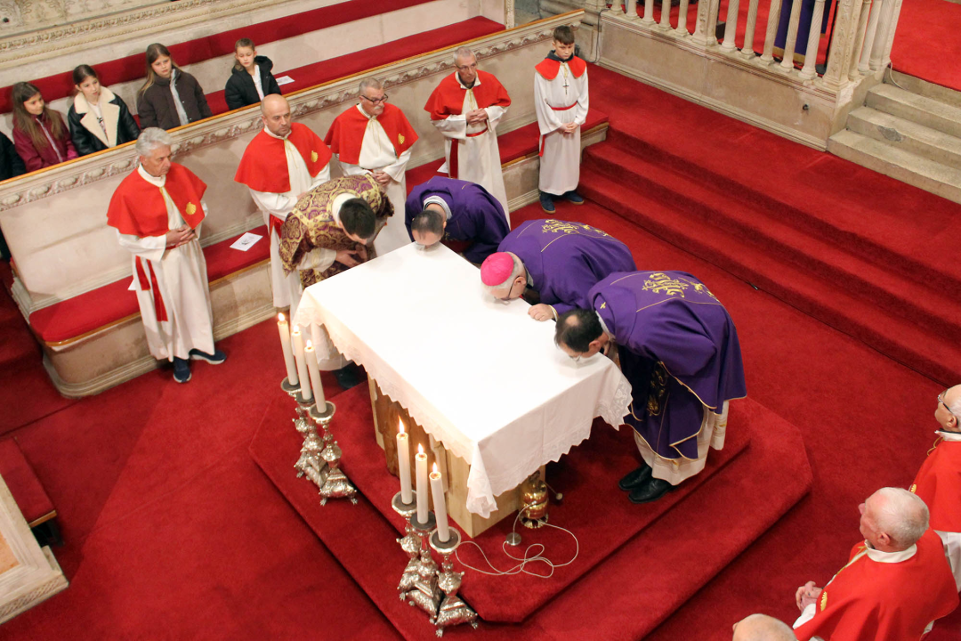 Obredom pepeljanja u katedrali sv. Jakova obilježena Čista srijeda ili Pepelnica