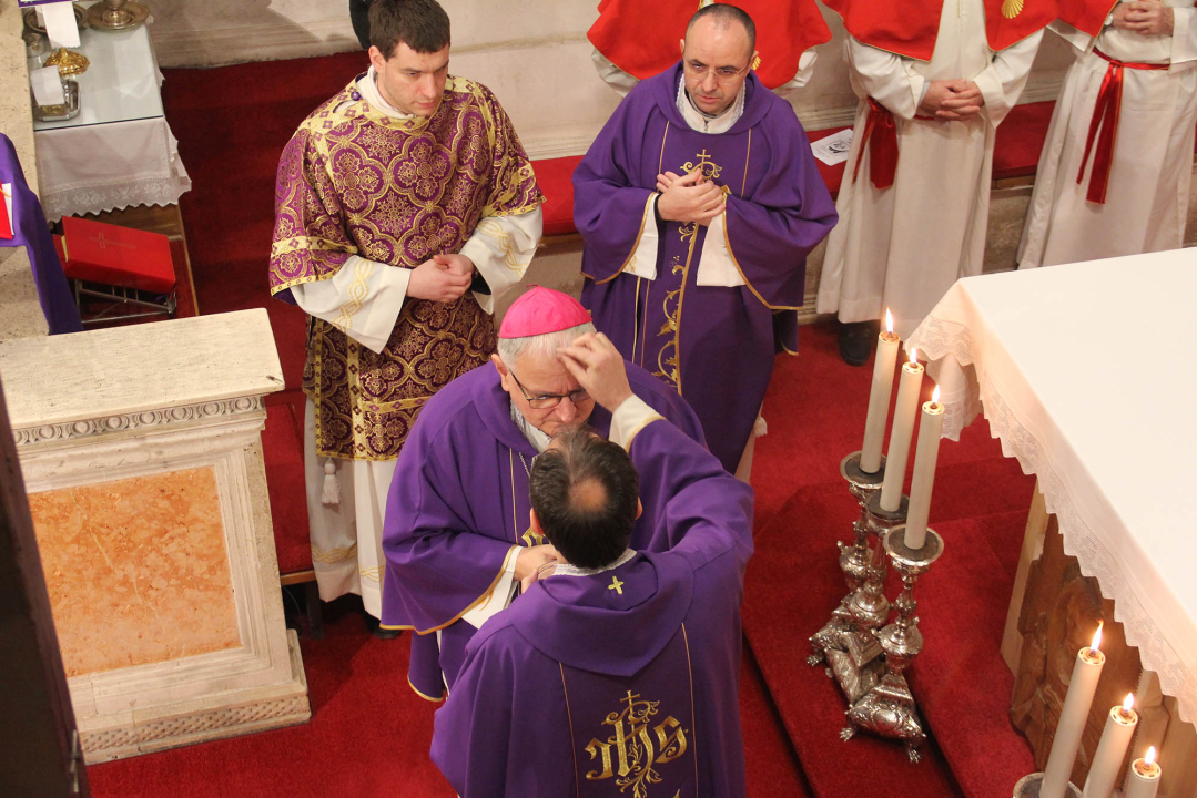 Obredom pepeljanja u katedrali sv. Jakova obilježena Čista srijeda ili Pepelnica