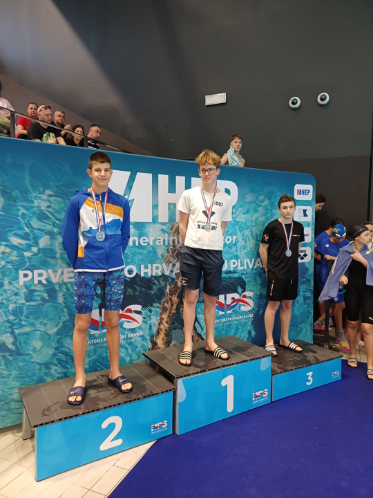 FOTO Ante Paladin kadetski viceprvak Hrvatske na 100 prsno, brončani na 50 metara, uz pehar u višeboju