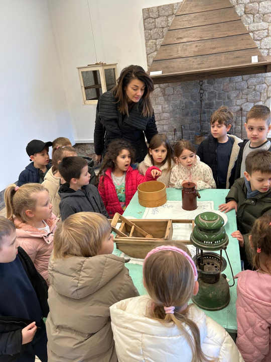 Šibenski mališani u Muzeju saznali kako su naši stari živjeli prije 100 godina