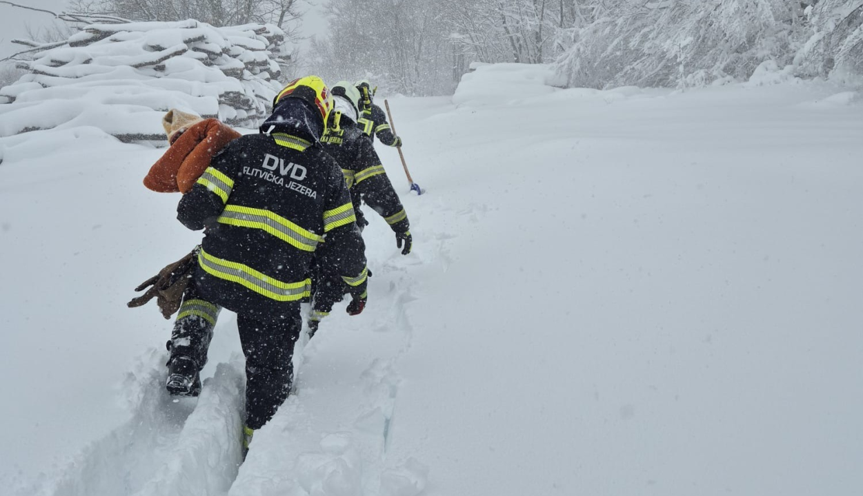 Oluja i snijeg digli sustav na noge: Preko 5 tisuća vatrogasaca spašavali i sanirali štete