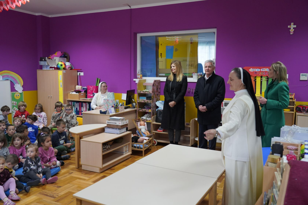 Gradonačelnik posjetio Dječji vrtić Blažena Hozana: Djeci i odgojiteljicama čestitao Uskrs