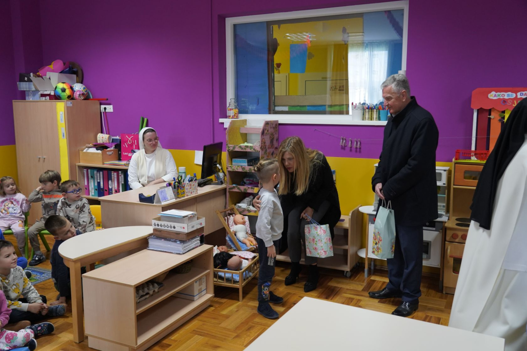Gradonačelnik posjetio Dječji vrtić Blažena Hozana: Djeci i odgojiteljicama čestitao Uskrs