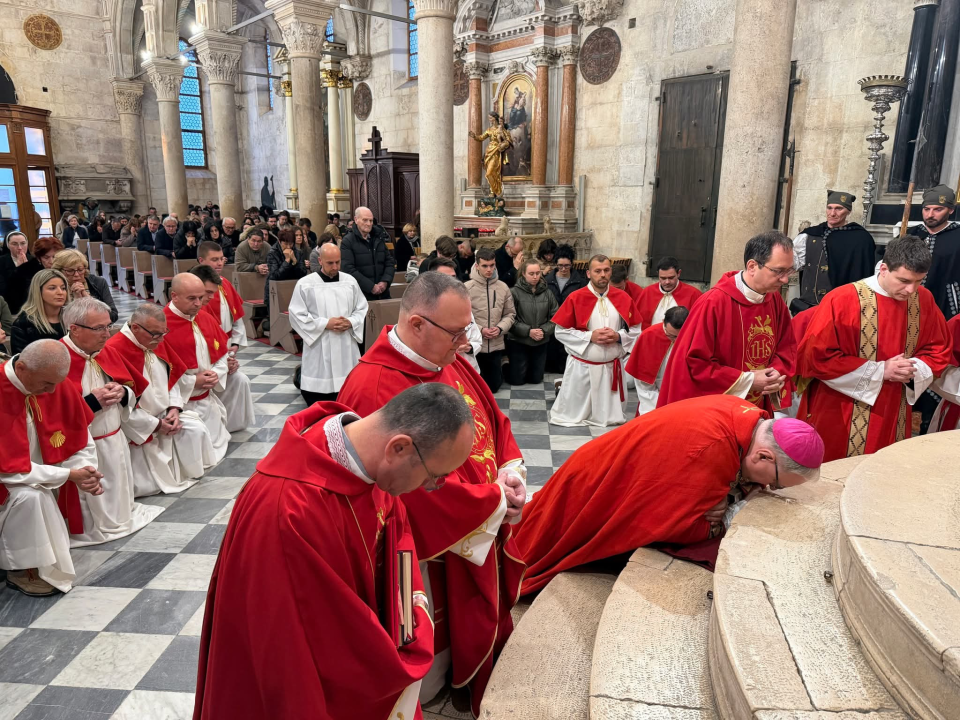 Veliki petak u katedrali sv. Jakova: 'Krist je dragovoljno ušao u smrt da bi čovjeku donio život'