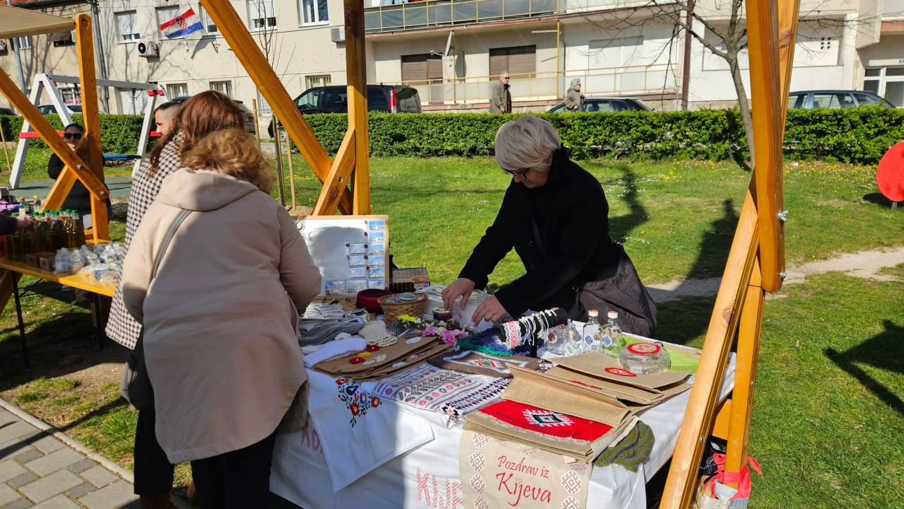 Od meda, pogača do dekoracija: Bogata ponuda na uskrsnom sajmu u Kninu