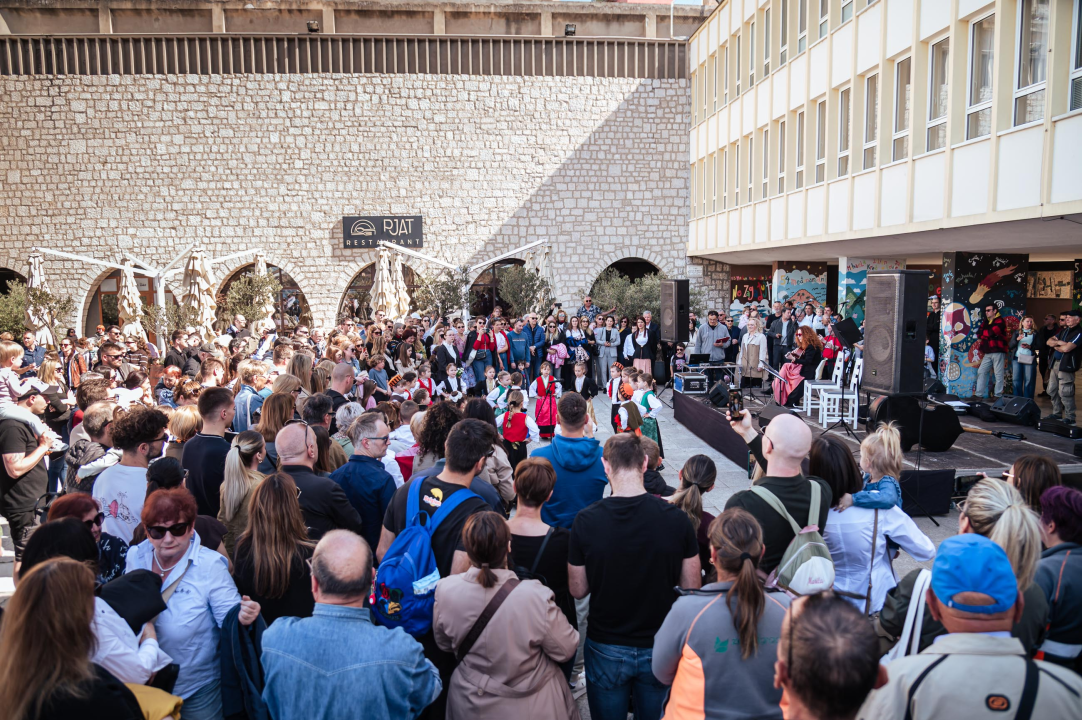 FOTO Obrtnici i ove godine pripremili uskrsni doručak u Šibeniku, glavna zvijezda bila je mega fritaja