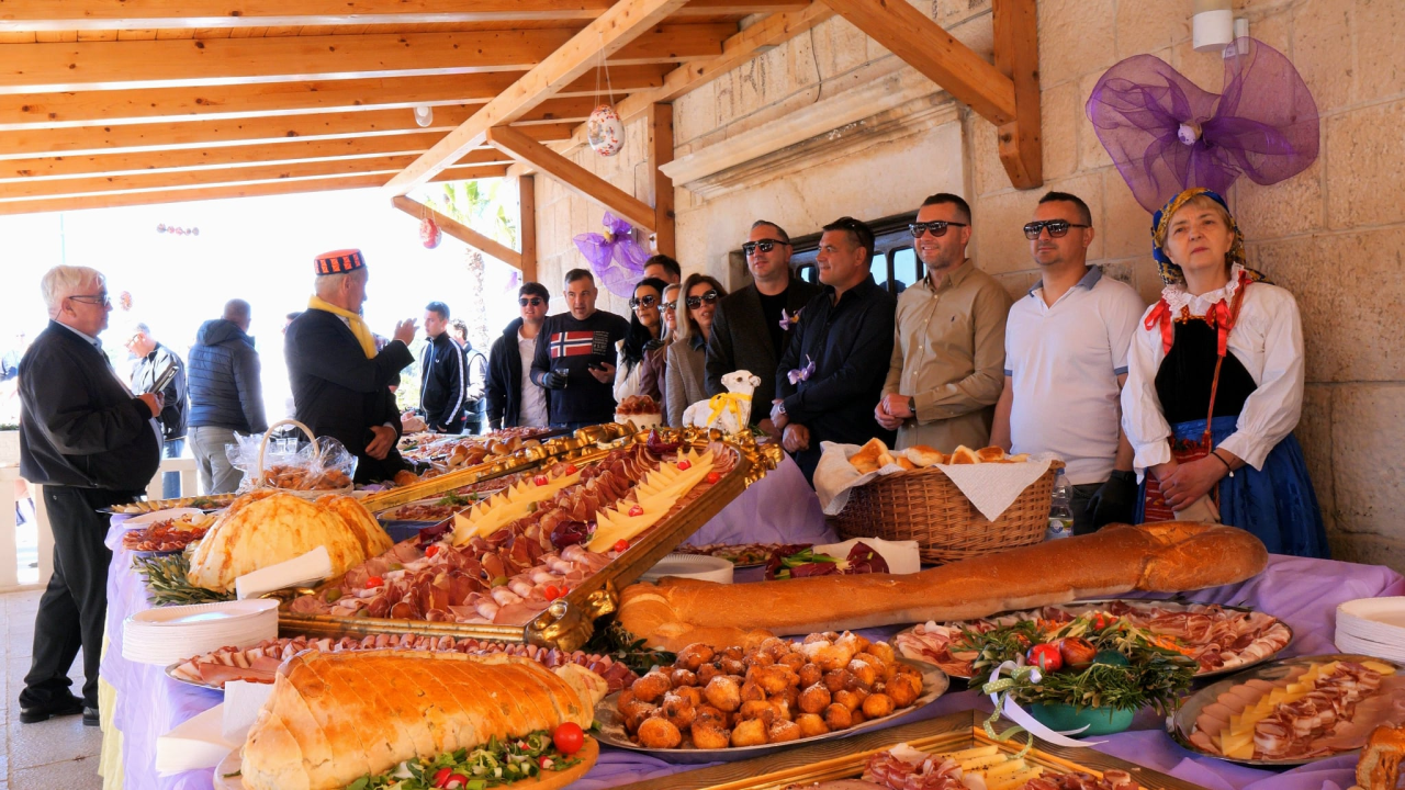 Uskrs u Rogoznici donio spoj tradicije i gastronomije: Izložba oldtimera oduševila mještane i goste