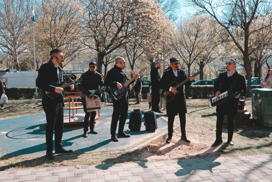 Proljetni ugođaj u središtu Knina: Uskrni sajam okupio brojne građane i posjetitelje