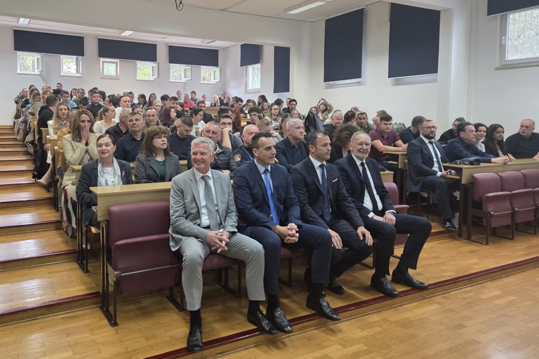 Ministar Božinović sa studentima VUŠ-a razgovarao dva sata, bez galame. Evo o čemu.