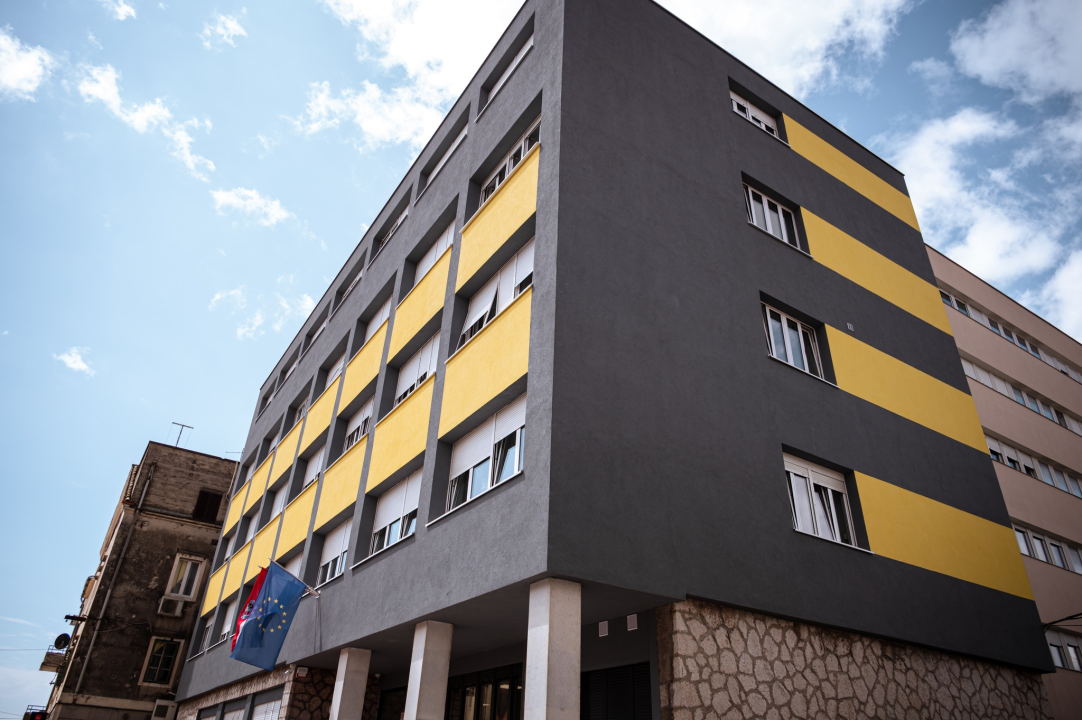 FOTO Burić i Rakić zadovoljni obnovljenom zgradom 'mirovinskog'. A građani? – 'Najviše se veselim liftu!'