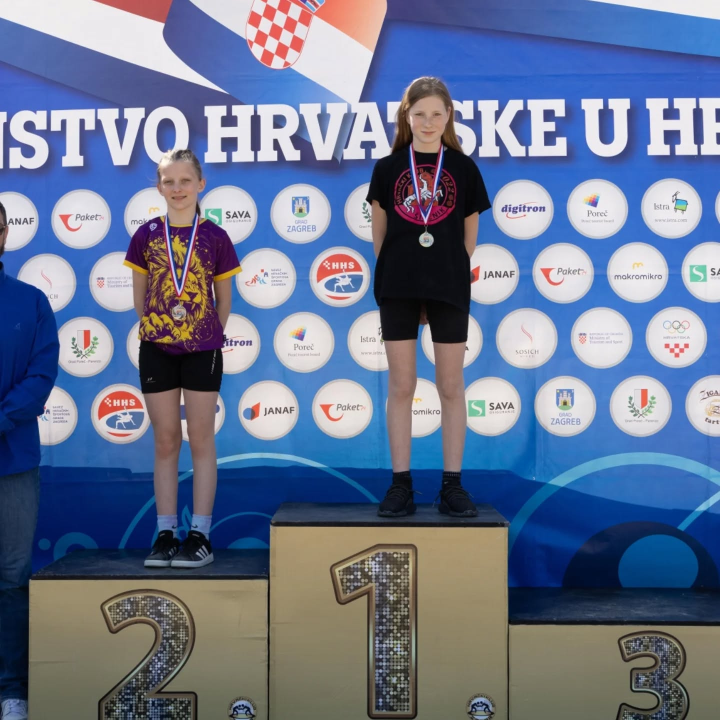 FOTO Hrvači Šibenika uspješni i na pijesku: Osmero s medaljom na Prvenstvu Hrvatske, Klarić seniorski prvak