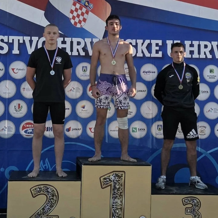 FOTO Hrvači Šibenika uspješni i na pijesku: Osmero s medaljom na Prvenstvu Hrvatske, Klarić seniorski prvak