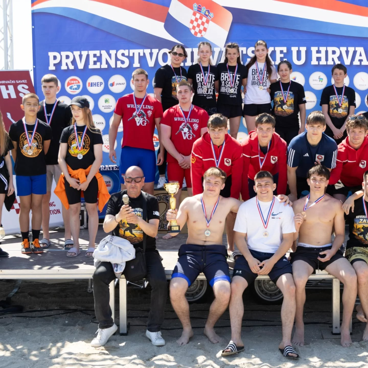 FOTO Hrvači Šibenika uspješni i na pijesku: Osmero s medaljom na Prvenstvu Hrvatske, Klarić seniorski prvak