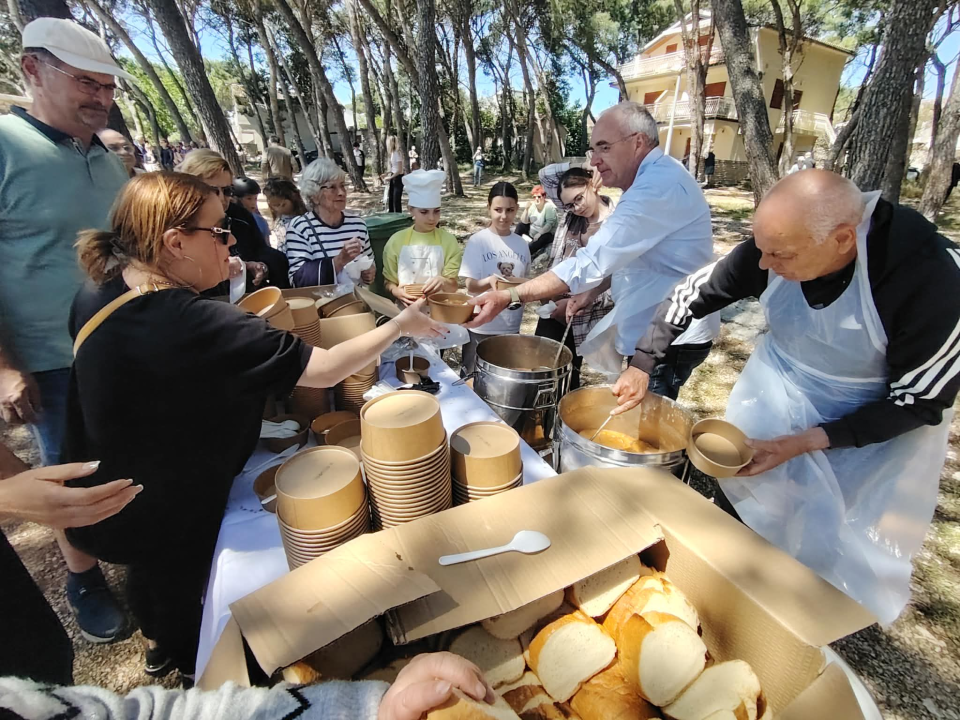 Prvi maj na Jadriji: Podijeljene porcije fažola, za sve posjetitelje slijedi zabava uz Fenixe