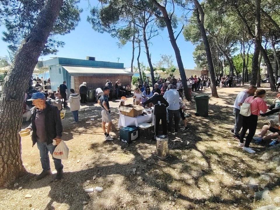 Prvi maj na Jadriji: Podijeljene porcije fažola, za sve posjetitelje slijedi zabava uz Fenixe