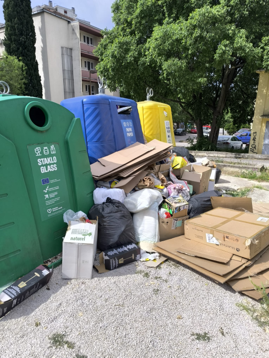 'Katastrofa na što liči kvart': Prekrcani kontejneri i gomile smeća na Šubićevcu