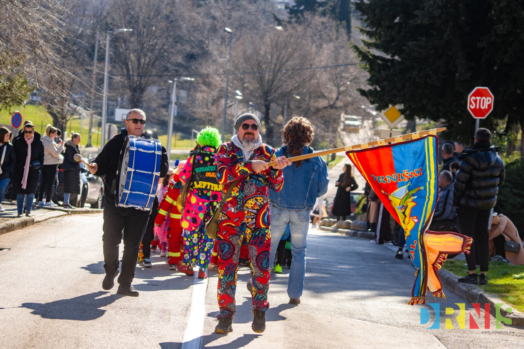 Šarenilo dječje maškarane povorke preplavilo Drniš