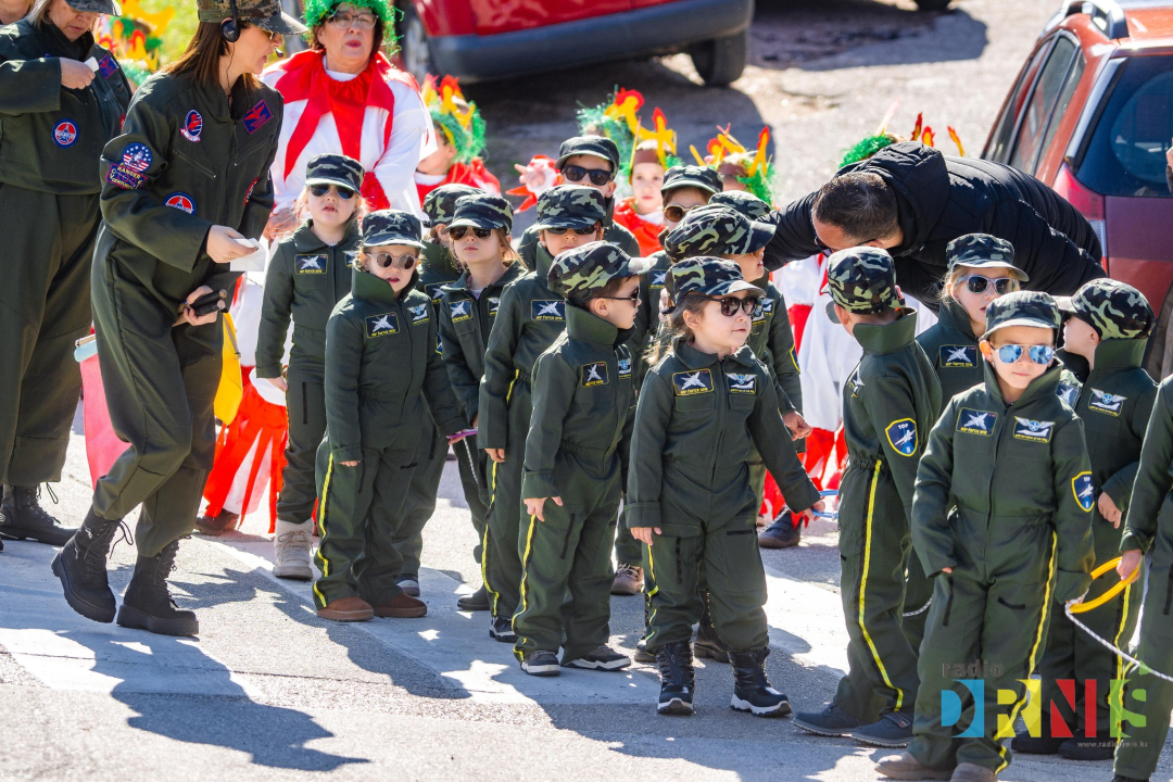 Šarenilo dječje maškarane povorke preplavilo Drniš