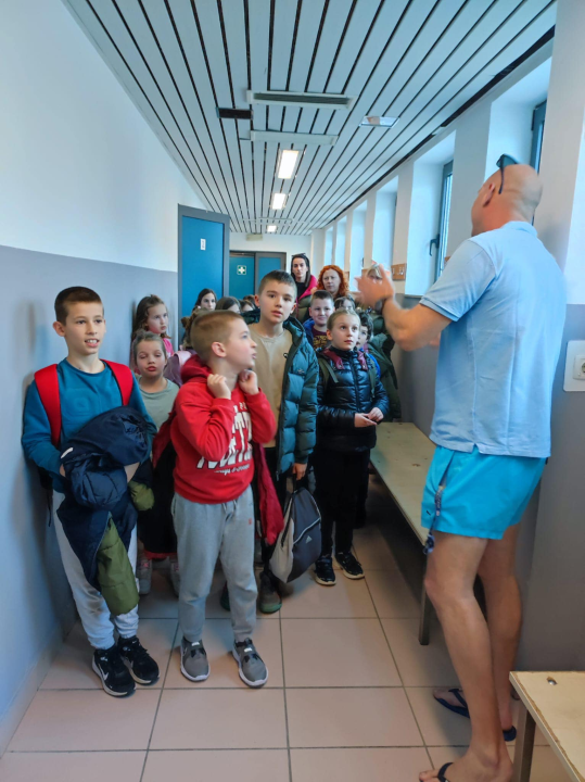 Velik odaziv: Počela škola plivanja za 70 drniških predškolaca i učenika