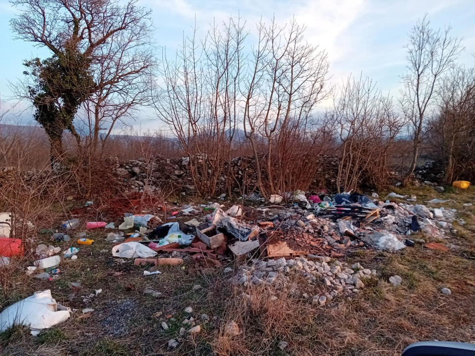 Netko je u okolici Drniša napravio malo ilegalno odlagalište otpada