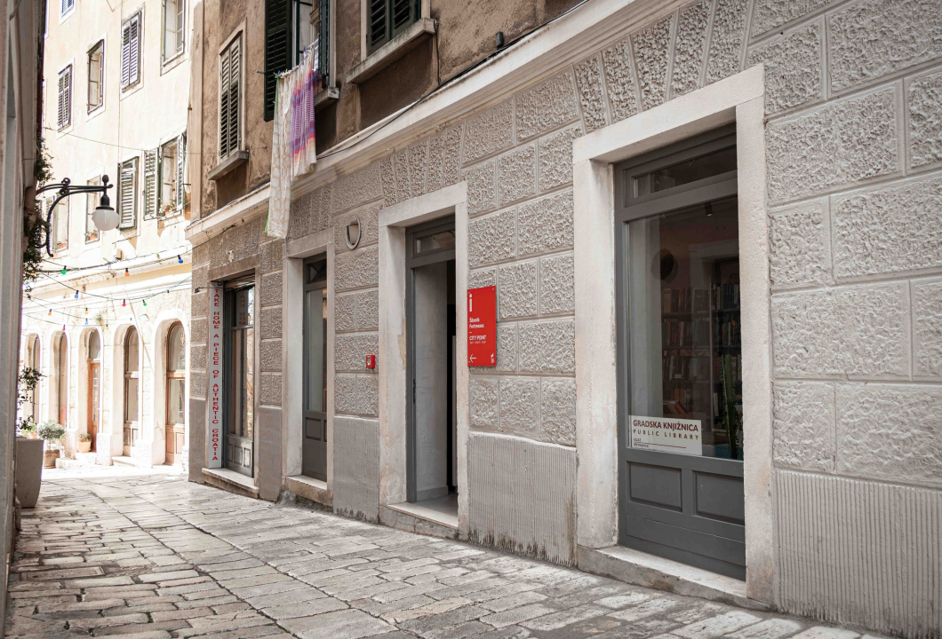FOTO Šibenska knjižnica, zahvaljujući vrijednim djelatnicima, sasvim dobro radi u 'izvanrednim' uvjetima, ali svi jedva čekaju povratak 'kući'