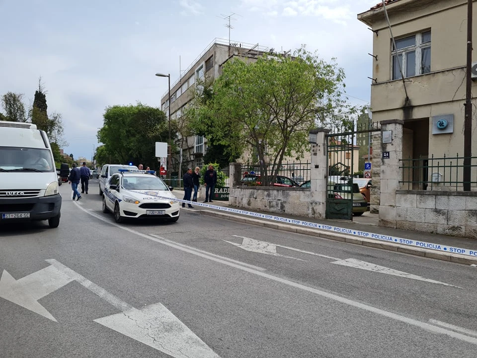 Policija potvrdila da je naprava ostavljena na zidu kod središta SDP-a 'zvončić': Pirotehničari ga deaktivirali bez posljedica