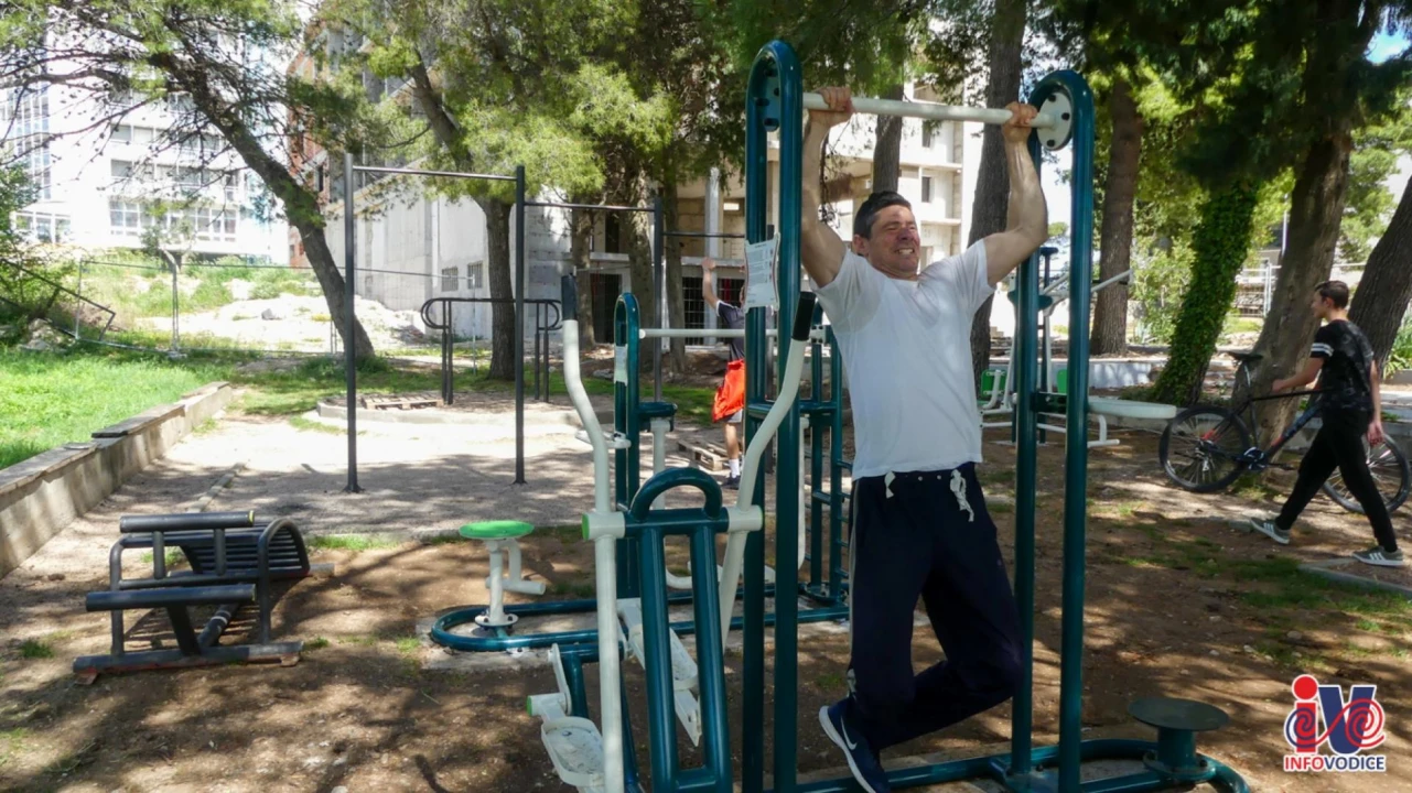 Nedjeljni đir po Vodicama: Otvorena sezona kupaćih kostima, počelo hvatanje boje za ljeto