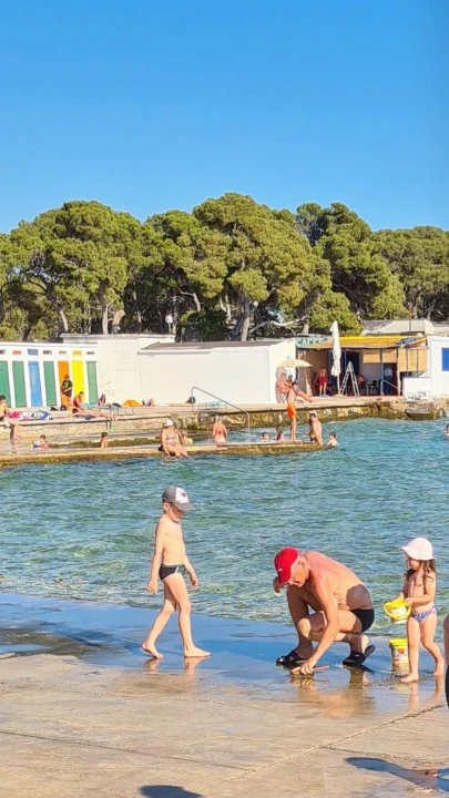 Vikendaši i kabinaši uzeli stvar u svoje ruke: Pokušali odstraniti opasan klizavi sloj s rive ispred kabina