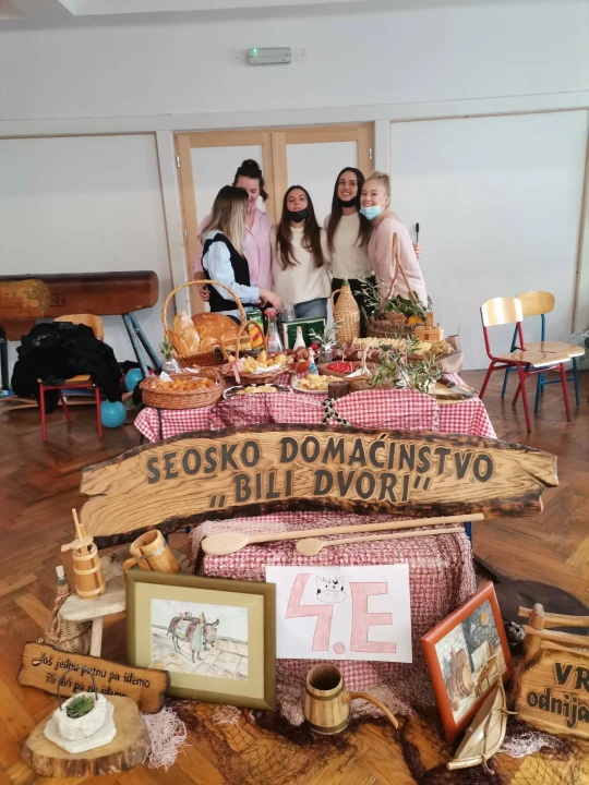 Ekonomska škola Šibenik: Obilježavanje Dana kruha i sportsko-humanitarna akcija 'Trica za Kiaru'