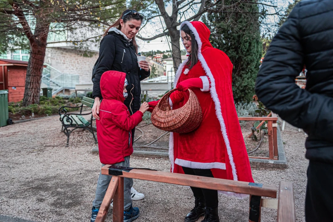 Sveti Nikola u Adventurinom Parkiću razveselio najmlađe Šibenčane 