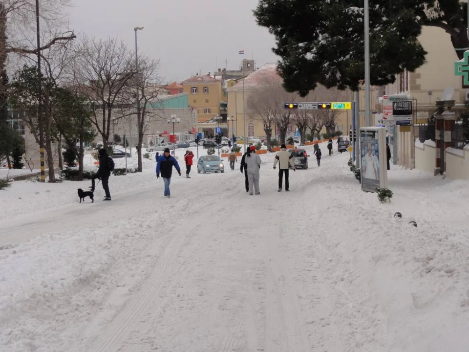 Šibenik je na današnji dan prije deset godina bio potpuno zatrpan snijegom: Prisjetite se kako je to izgledalo 