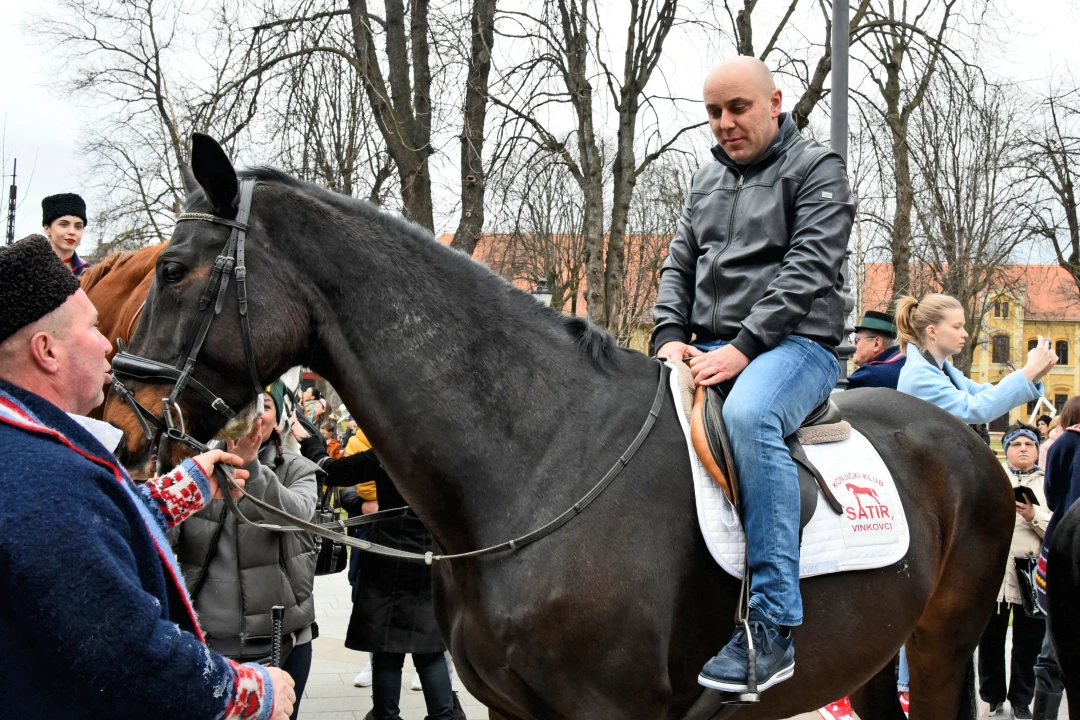 Više od 70 jahača projahalo Vinkovcima u 19. pokladnom jahanju
