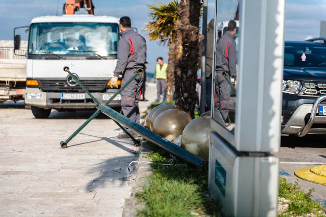 Počeli radovi na rivi: Prvo mijenjaju rasvjetne stupove na potezu od kolodvora prema mulu Krke 