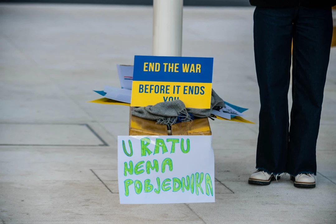 Tridesetak Šibenčana okupilo se na Poljani: Mirno se prosvjedovalo protiv rata u Ukrajini 