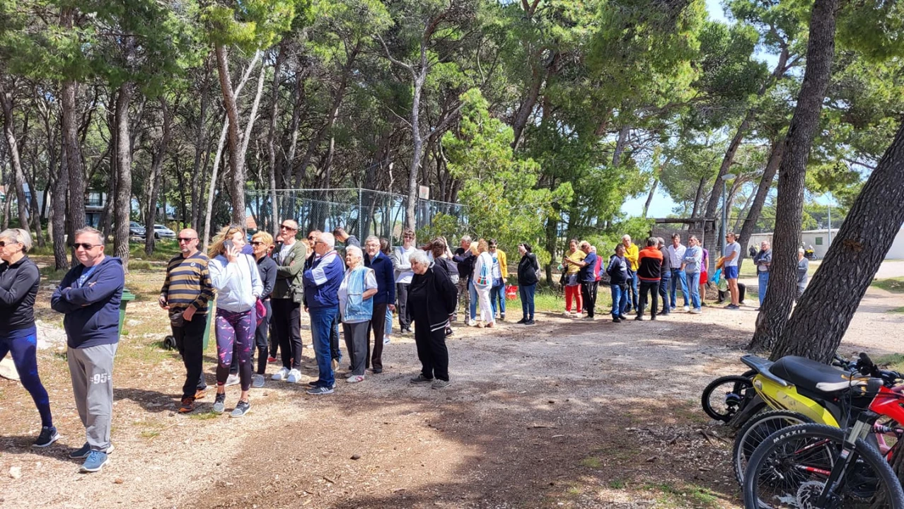 Prvomajski fažol na Jadriji: U njemu kobasice i suho meso, pored njega političari, turisti i mi obični