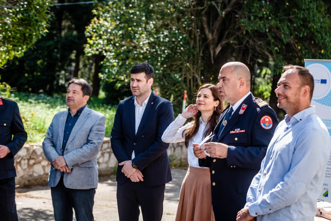 Gotovo milijun kuna vrijedna komunikacijska oprema iz projekta FIRESPILL podijeljena županijskim vatrogascima 