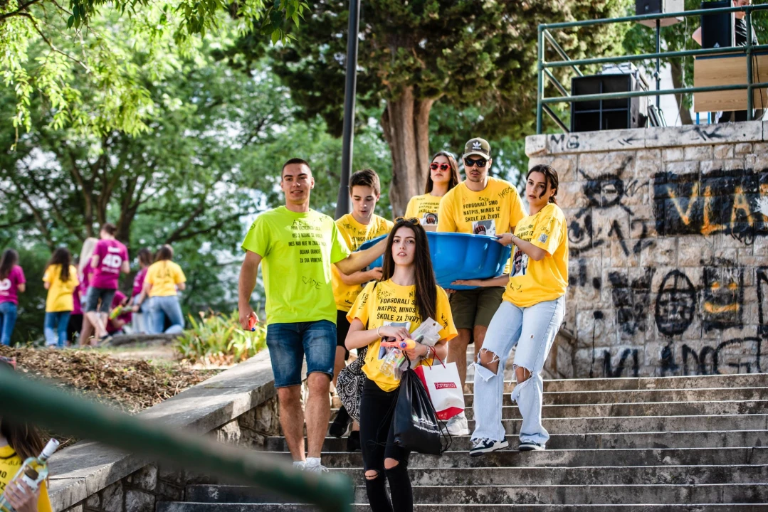 Maturanti se na šibenskim ulicama opraštaju od škole: Polako s alkoholom i sretno!