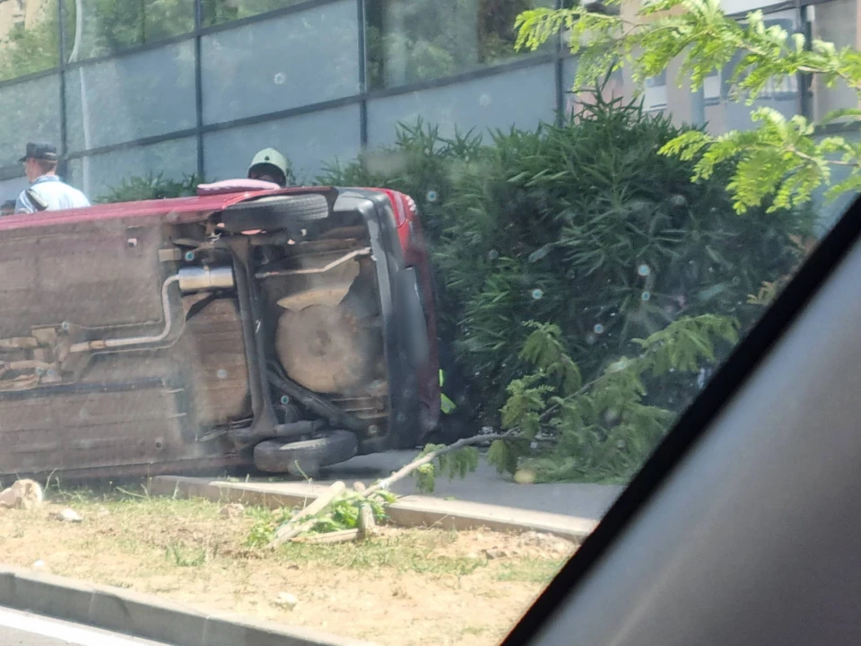 Automobil sletio s ceste i preokrenuo se kod Kauflanda, vozač prevezen u bolnicu