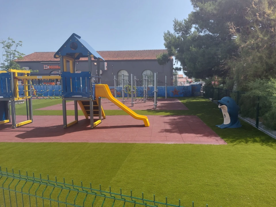Projekt vrijedan 500 tisuća kuna: 'Najprometnije' dječje igralište u Murteru napokon u punoj funkciji