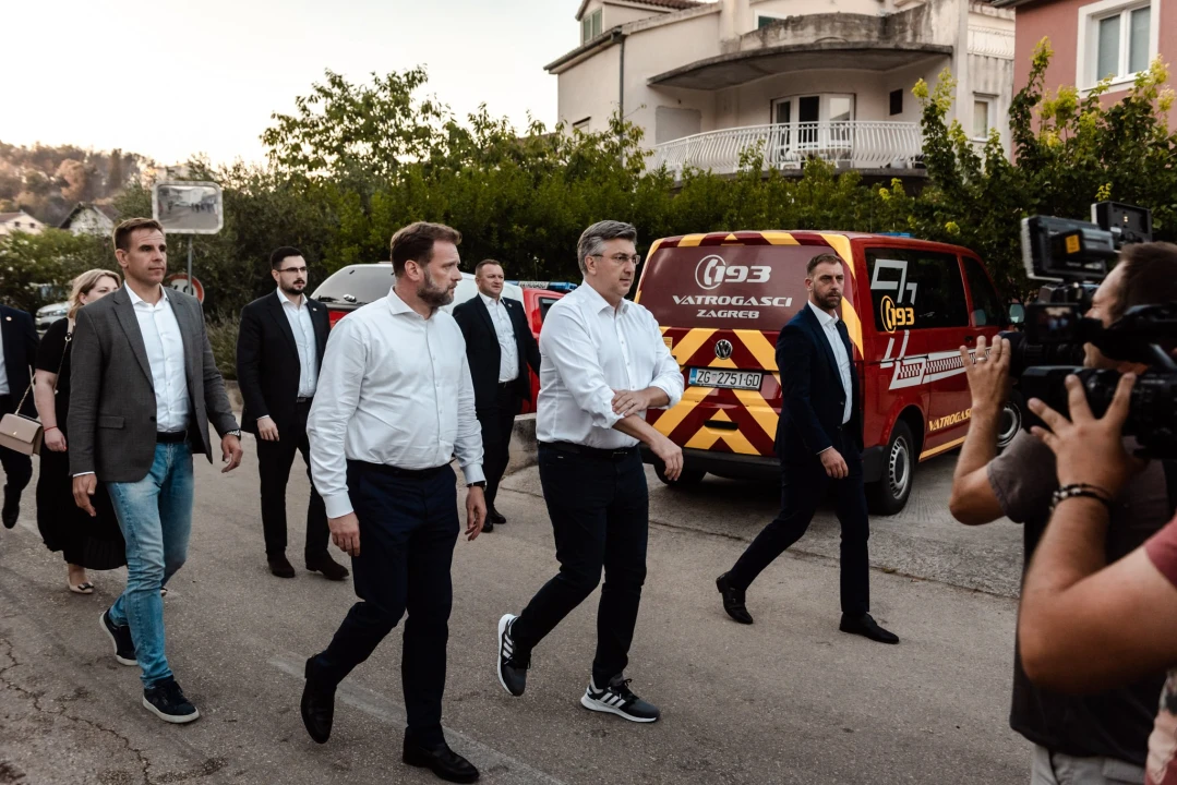 Plenković u Zatonu: 'U posljednjih šest godina nije izgorjelo ovoliko kuća, a smještaj za one koji su otišli bit će osiguran'
