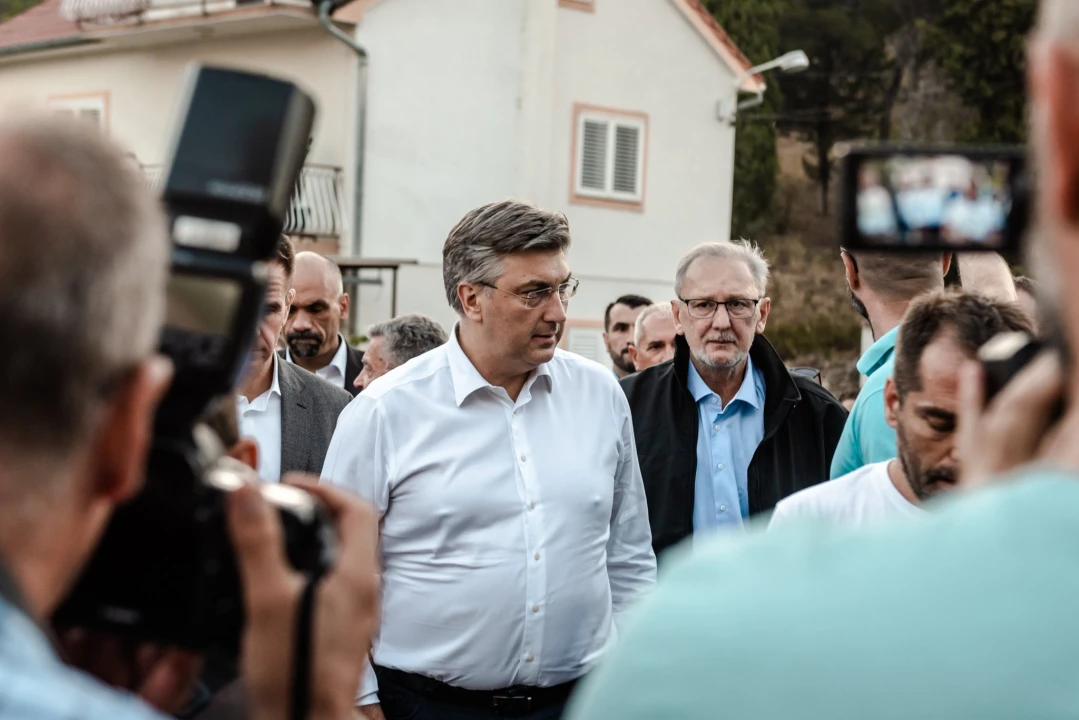 Plenković u Zatonu: 'U posljednjih šest godina nije izgorjelo ovoliko kuća, a smještaj za one koji su otišli bit će osiguran'