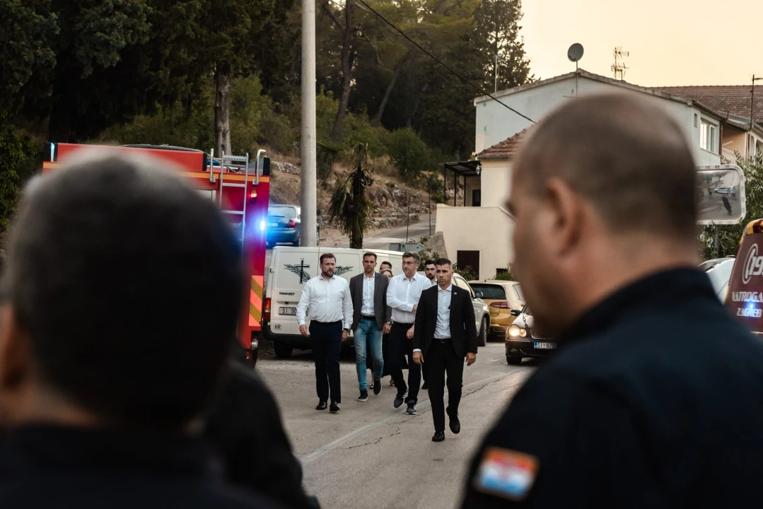 Plenković u Zatonu: 'U posljednjih šest godina nije izgorjelo ovoliko kuća, a smještaj za one koji su otišli bit će osiguran'